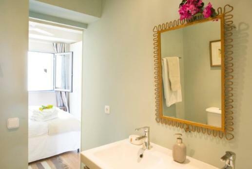 Peaceful Floor W Balconies - Cambridge Right - Ac Apartment *